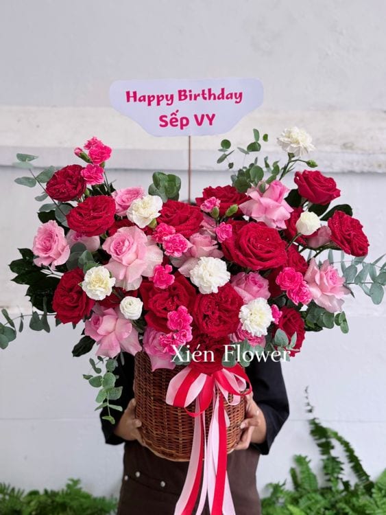 Giỏ Hoa Hòa Quyện Đỏ — Giỏ Hoa