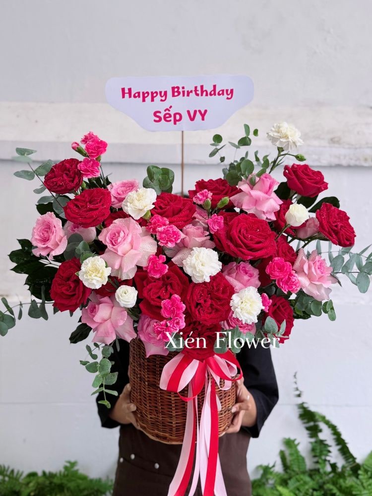 Giỏ Hoa Hòa Quyện Đỏ — Giỏ Hoa