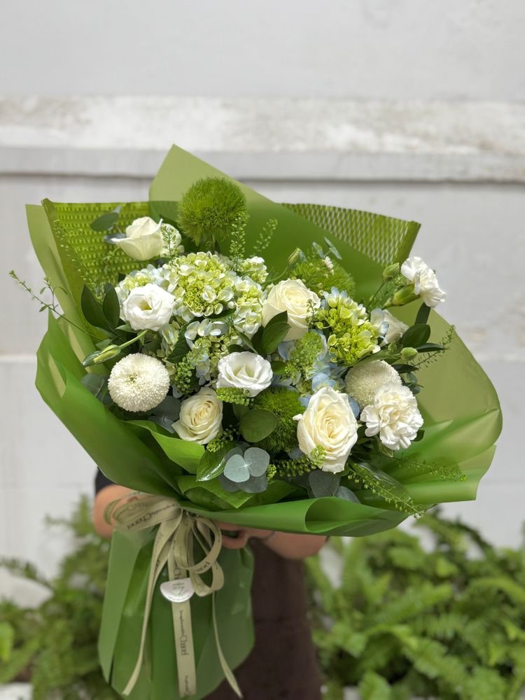 Bó Hoa Lặng Yên Mà Xanh — Hoa Bó